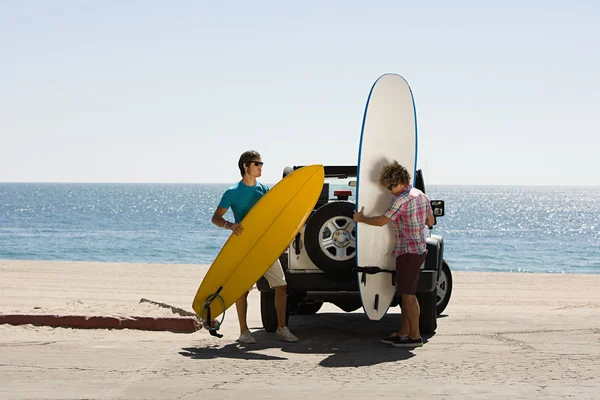 Dois Jovens Por Suv Com Pranchas Surf — Fotografia de Stock