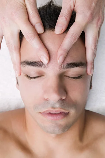 Hombre Teniendo Masaje Cabeza — Foto de Stock