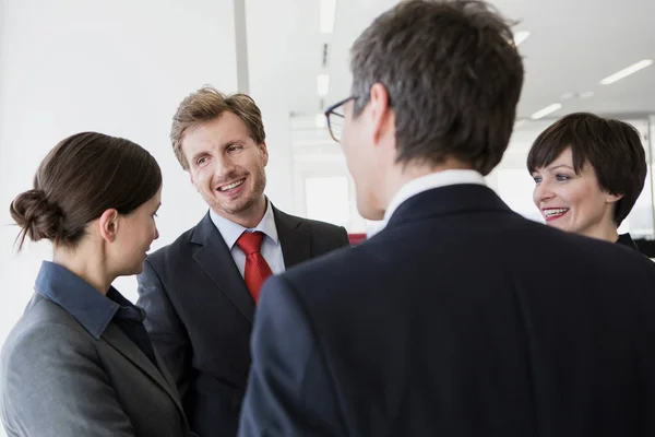 Vier Zakenmensen Gesprek — Stockfoto