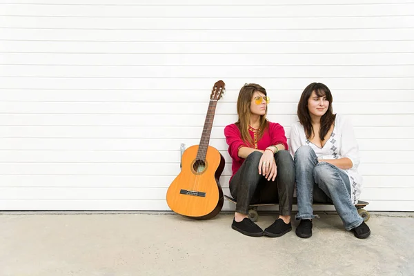 Две Девушки Сидят Полу Гитарой — стоковое фото