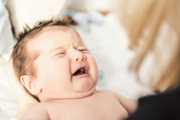 Close up of baby boy crying – stockfoto