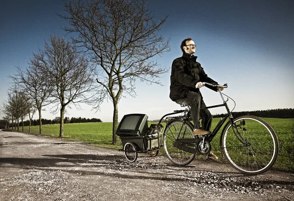 Pria naik sepeda dengan kereta kuda di jalan negara, Ringsted, Denmark — Stok Foto