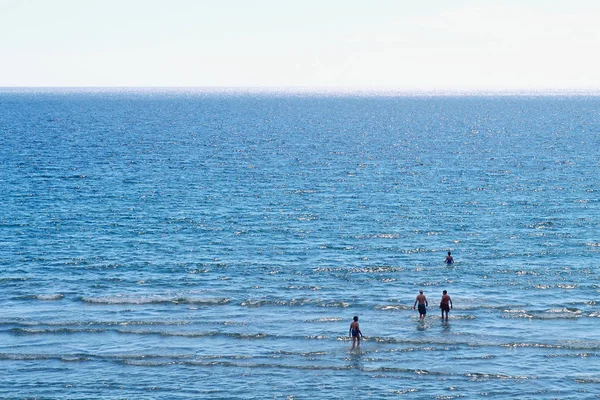 Szenische Aufnahme Von Menschen Die Meer Gehen — Stockfoto