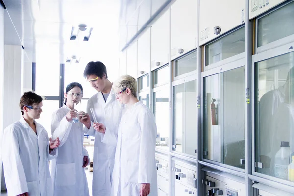 Estudantes Química Olhando Para Produtos Químicos Laboratório — Fotografia de Stock