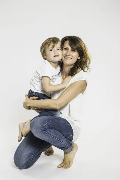 Retrato Estudio Una Mujer Adulta Agachada Con Hijo — Foto de Stock