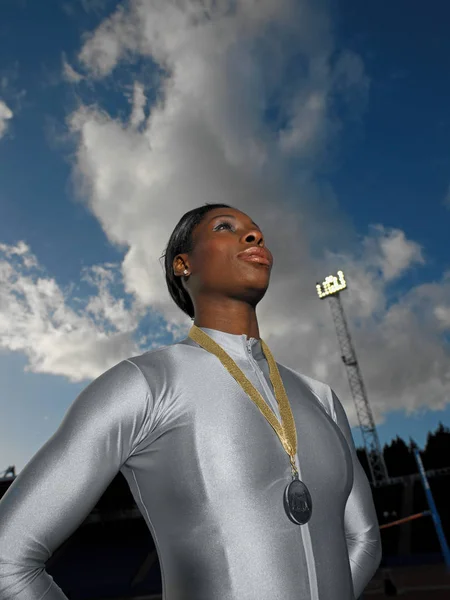 Kvinnliga Idrottare Bär Medalj — Stockfoto