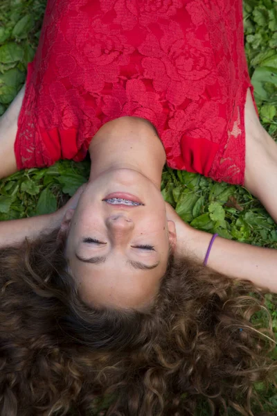 Close Teenage Girl Lying Grass — Stock Photo, Image