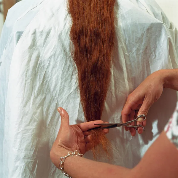 Woman Having Haircut Salon — Stock Photo, Image