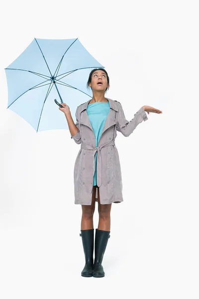 Junge Frau Mit Regenschirm Und Blick Nach Oben — Stockfoto