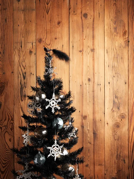 Χριστουγεννιάτικο Δέντρο Ενάντια Στην Ξύλινη Επένδυση — Φωτογραφία Αρχείου