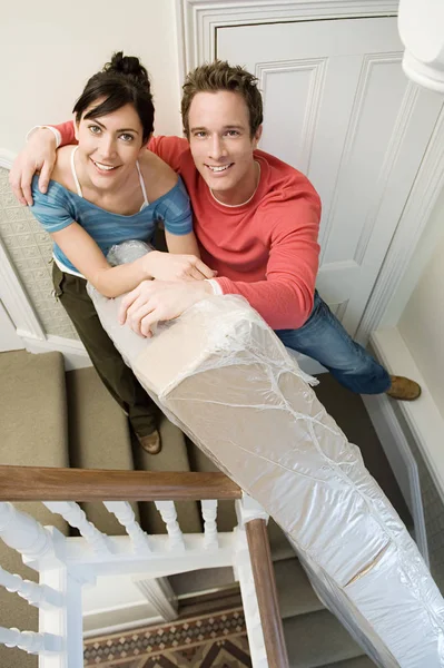 Paar Auf Treppe Mit Matratze — Stockfoto