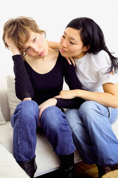 Vrouw Troostende Vriend Bank — Stockfoto