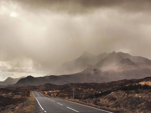 Plattelandsweg Stormwolken Isle Skye Hebrides Schotland Verenigd Koninkrijk — Stockfoto