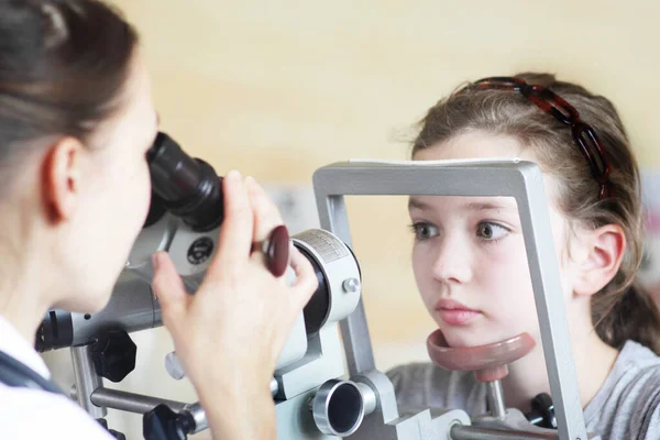 Optometrista Examinando Los Ojos Chica —  Fotos de Stock