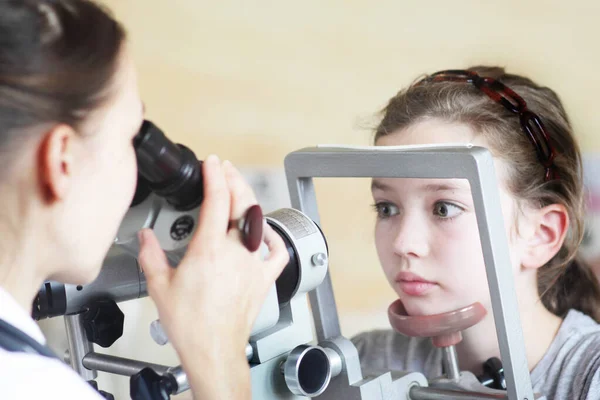 Optométriste Examinant Les Yeux Fille — Photo