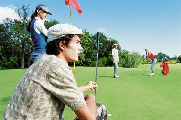 Freunde Auf Dem Golfplatz — Stockfoto