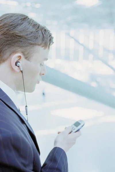 Stilig Ung Affärsman Med Mobiltelefon Flygplatsen — Stockfoto