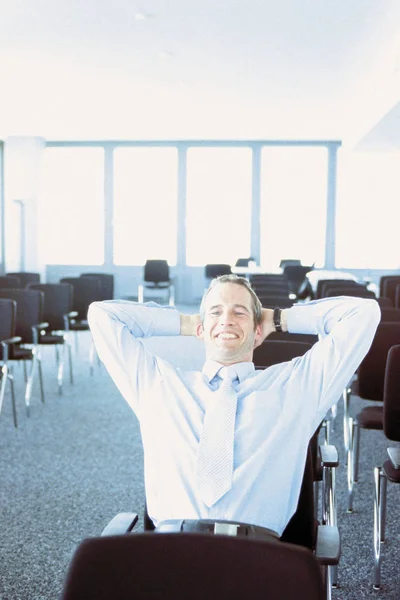 Beau Jeune Homme Affaires Dans Salle Conférence — Photo