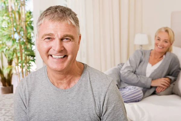 Pareja grande en el dormitorio —  Fotos de Stock