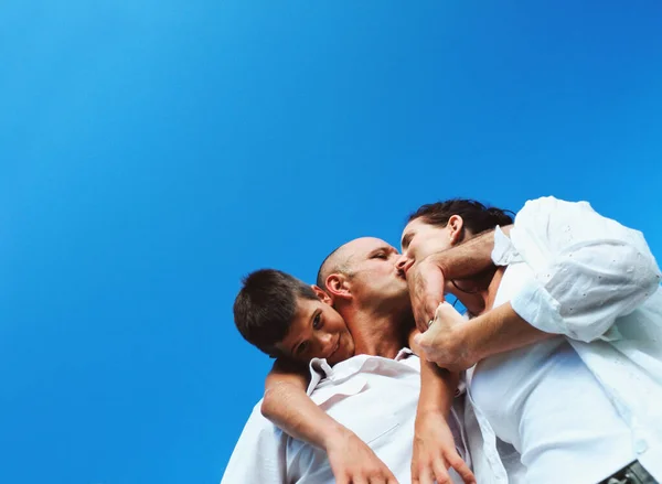 Casal Com Filho Beijando — Fotografia de Stock