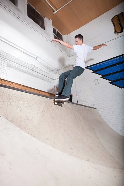 Skateboarder Schans Bij Skate Park — Stockfoto