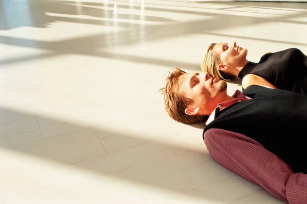 男と女が床に横になって — ストック写真
