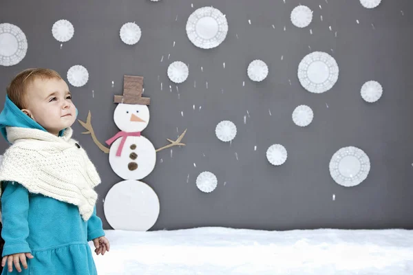 Девочка Снегом Снеговиком — стоковое фото