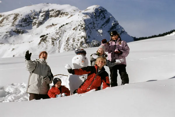 雪の中で遊ぶ子供たちの集団肖像画 — ストック写真