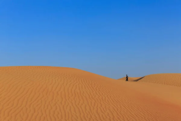 Homem Correndo Dunas Areia Deserto Dubai Emirados Árabes Unidos — Fotografia de Stock