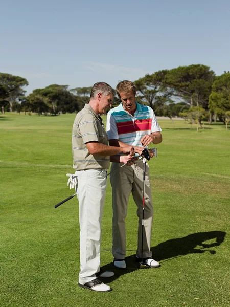 Två Mogna Män Spelar Golf Tillsammans — Stockfoto