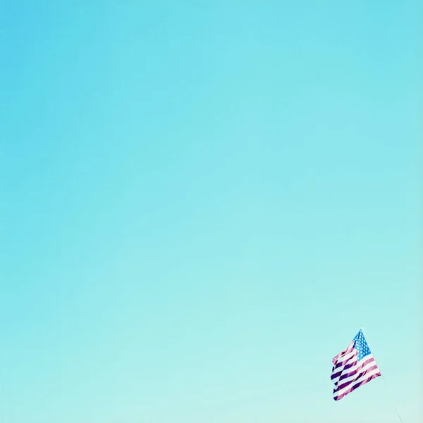 青い空に対する米国の旗 — ストック写真