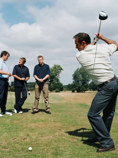 Férfiak Golfoznak Golf Klubban — Stock Fotó