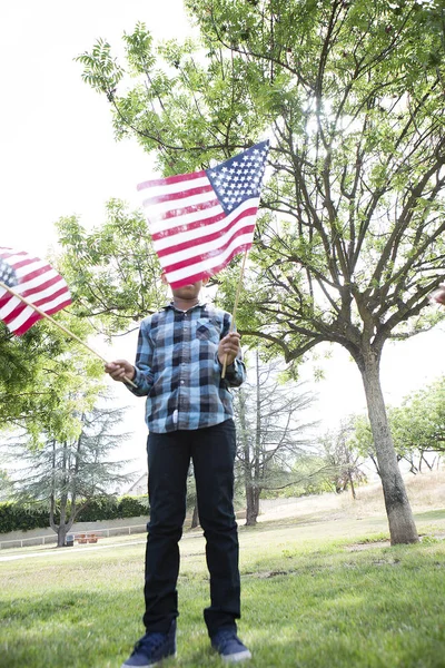 Αγόρι Που Κρατάει Αμερικανικές Σημαίες Στο Πάρκο — Φωτογραφία Αρχείου