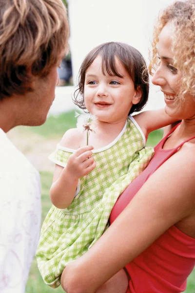 Mãe Segurando Filha Feliz — Fotografia de Stock