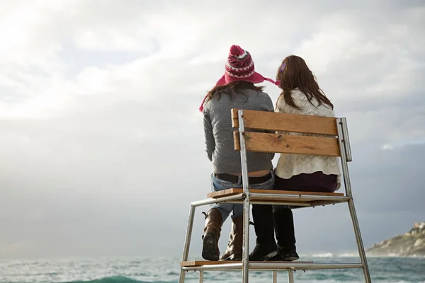 Two Girls Lifeguard Tower — Stock Photo, Image