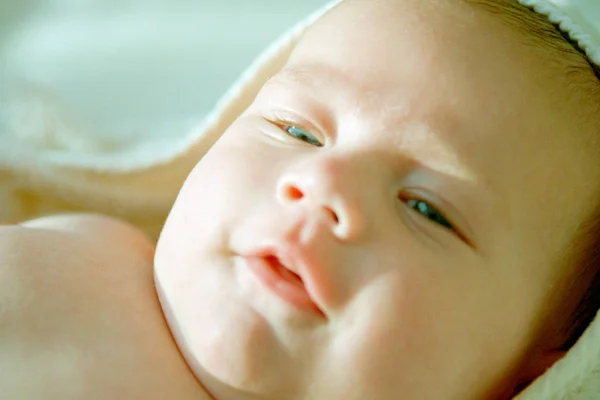Bebê Embrulhado Uma Toalha Banho — Fotografia de Stock