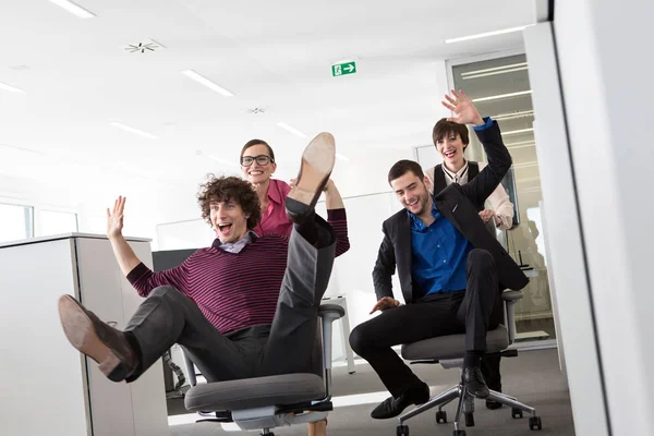 Büroangestellte Drängen Männer Auf Bürostühle — Stockfoto