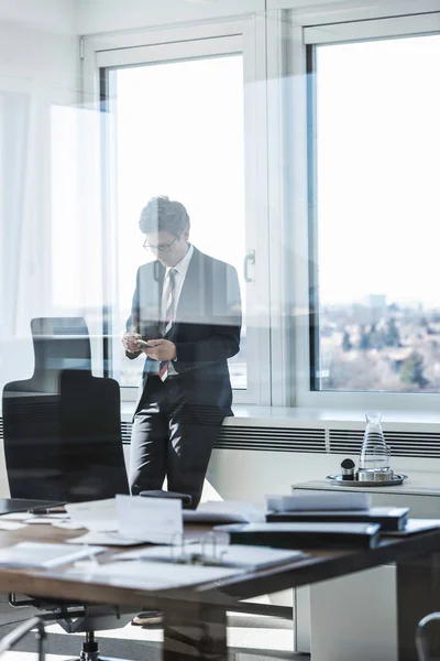 Homme Affaires Debout Dans Bureau Utilisant Smartphone — Photo