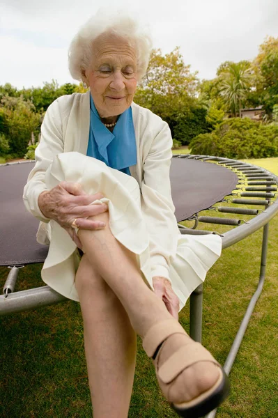 Eine Seniorin Saß Auf Einem Trampolin — Stockfoto