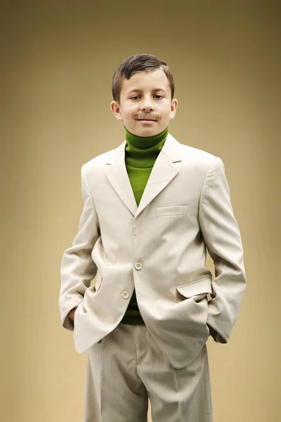 Niño Vestido Traje Beige Con Bigote Falso —  Fotos de Stock