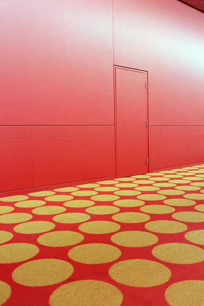 Kırmızı Koridorda Desenli Halı — Stok fotoğraf