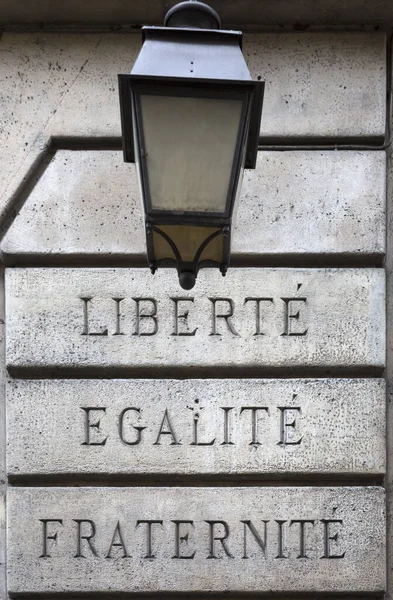 Primer Plano Pared Inscrita Liberte Egalite Fraternite Paris France — Foto de Stock