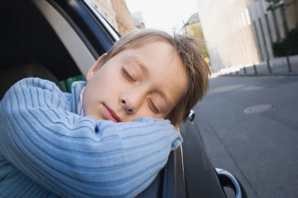 Junge Schläft Auf Autoscheibe — Stockfoto