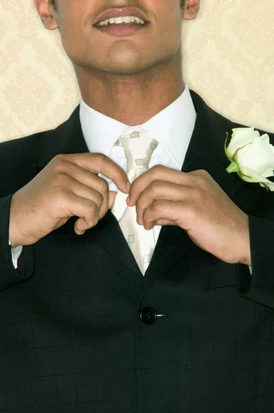 Bräutigam justiert Krawatte — Stockfoto