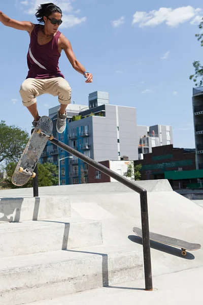 Skateboarder Springt Een Rail — Stockfoto