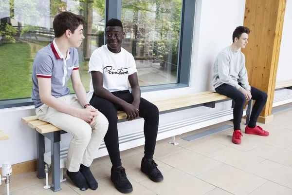 Adolescente Meninos Conversando Banco — Fotografia de Stock