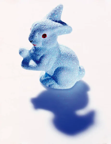 Beyaz Arka Plan Üzerinde Oyuncak Tavşan — Stok fotoğraf