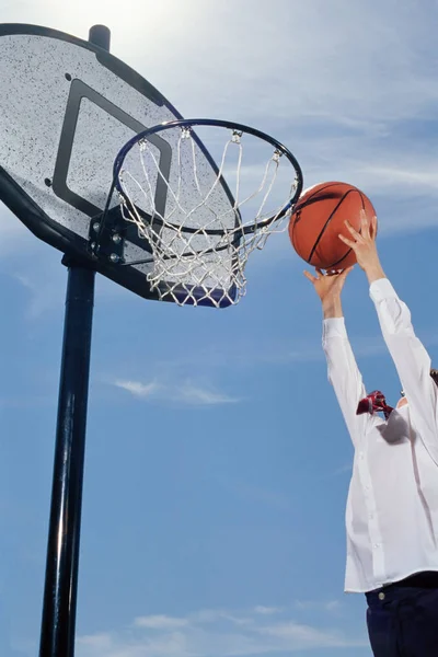 Мальчик Играет Баскетбол Открытым Небом — стоковое фото