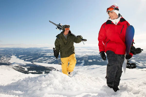 Snowboarders Και Σκιέρ Που Μεταφέρουν Εξοπλισμό Στην Κορυφή Του Βουνού — Φωτογραφία Αρχείου