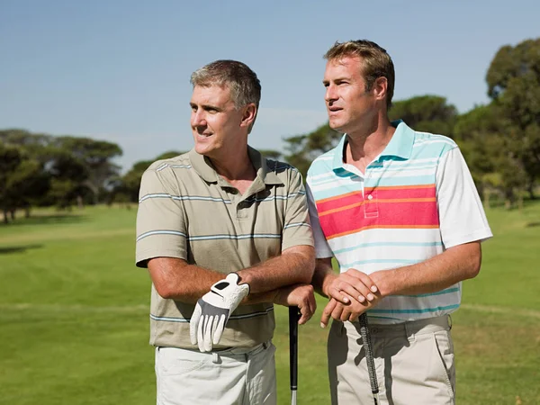 Dois Homens Maduros Jogando Golfe Juntos — Fotografia de Stock